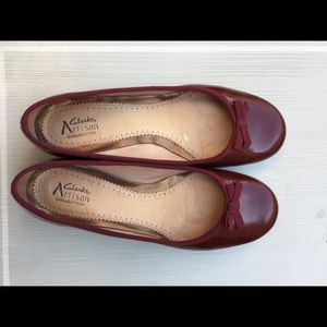 Clarks Artisan burgundy patent bow "kitten flats"
